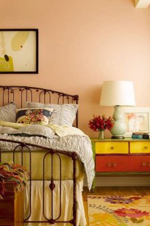 Прасковен цвят в интериора на спалнята