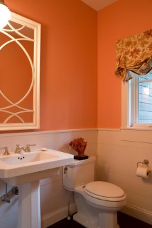 Прасковен цвят в интериора на тоалетната