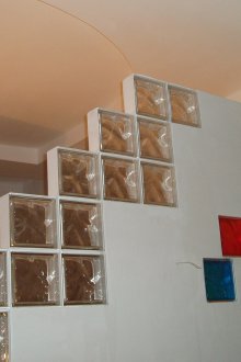 Преграда от гипсокартон със стъклени блокове