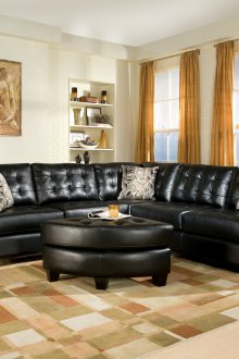 Интериор в бежови и черни цветове.