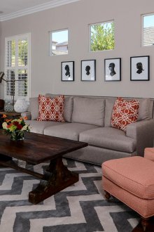 Интериор в бежови и коралови цветове.