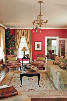 Интериор в бежови и червени цветове.