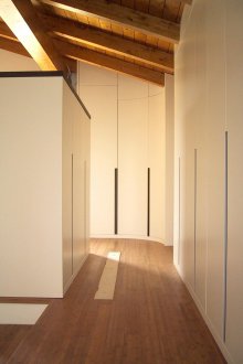 Гардероб в коридора в къщата