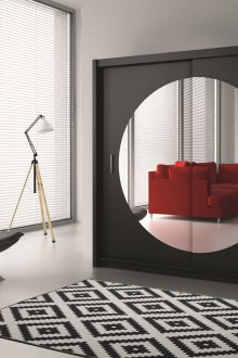 Гардероб в коридора с кръгло огледало