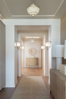 Гардероб в коридора в пастелни цветове