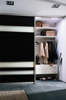 Гардероб в коридора черен