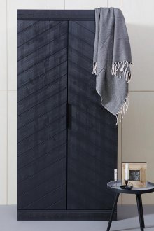 Дървен гардероб в коридора