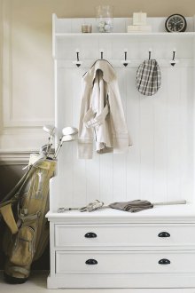 Гардероб в коридора на страната