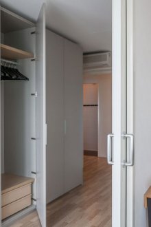 Гардеробът в коридора сив