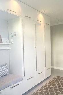 Гардероб в коридора със седалка