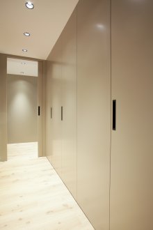 Гардероб за плъзгане в зала бежово в модернистичен стил