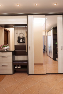 Плъзгащ се гардероб в коридора избелен дъб