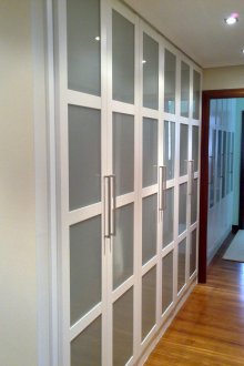 Бял килер със стъкло