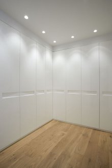 Ъглов шкаф в белия ъгъл