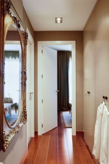 Гардероб в коридора бежов голям