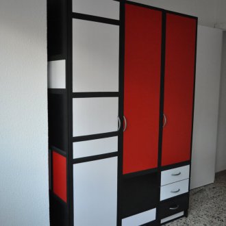 Шкаф в коридора червено и бяло