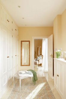 Шкаф в коридора с корнизи