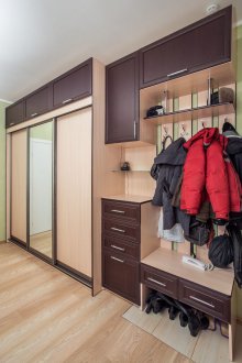 Гардероб в коридора под дървото