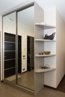 Гардероб в коридора с ъглови рафтове