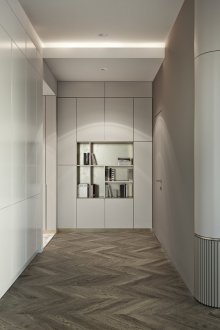 Шкаф в коридора вграден в сиво