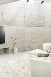 Телевизор в интериора на бял хол