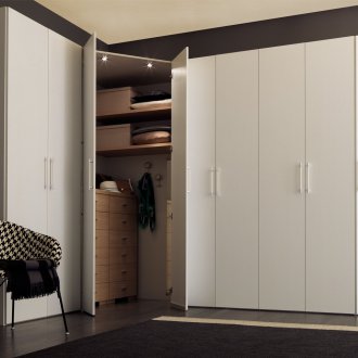 Голям килер в коридора