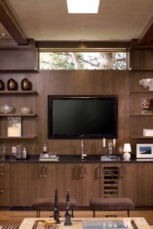 Телевизор в дървен интериор