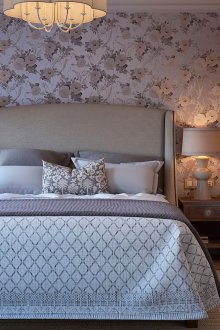 Дизайнерска спалня 18 кв.м с флорални тапети