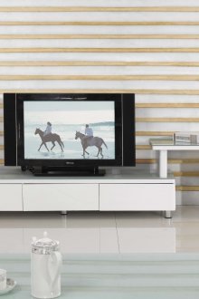 Бял интериор с черна телевизия