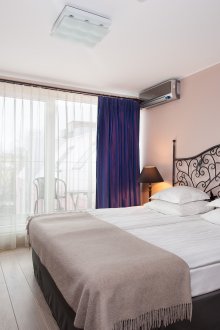 Дизайнерска спалня 18 кв.м с мебели от ковано желязо