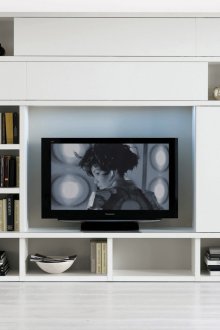 Светла стена за телевизор и книги