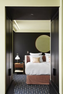 Дизайнерска спалня 18 кв.м с огледало