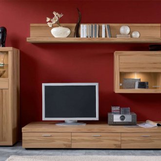 Дневна с малък червен телевизор