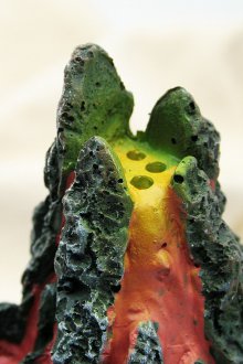 Декор за вулкана на аквариума