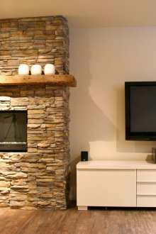 Дневна с декоративна стена и телевизор