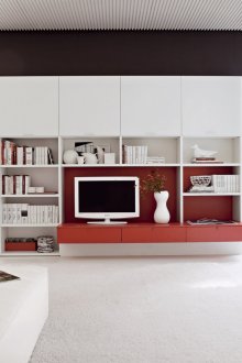 Светла всекидневна с червен акцент