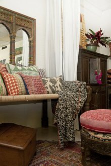 Orientalischer Stil im Innenraum mit Holzmöbeln.