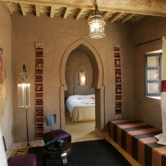 Orientalischer Stil in einem braunen Interieur.