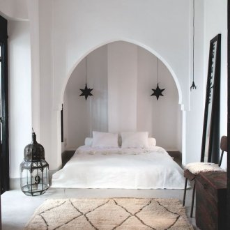 Orientalischer Stil im Innenraum mit einem Bett.