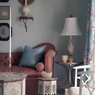 Orientalischer Stil im Innenraum mit Möbeln.