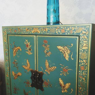 Zeichnen auf Möbeln im orientalischen Stil