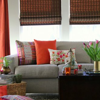 Orientalischer Stil im Innenraum mit Figuren.