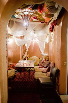 Orientalischer Stil im Inneren des Esszimmers.