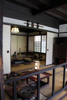 Japanisches Interieur mit dunklem Holz
