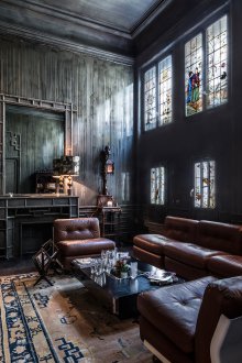 Orientalischer Stil im Innenraum mit Buntglasfenster.