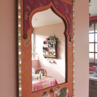 Spiegel im indischen Stil