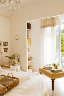 Подреждане на мебели в спалня с балкон