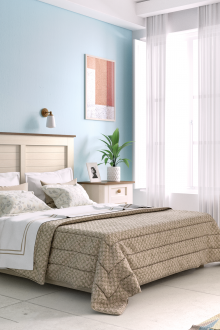 Подреждане на мебели в бяла спалня