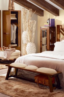 Подреждане на мебели в дървена спалня