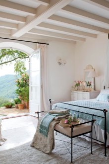 Подреждането на ковани мебели в спалнята